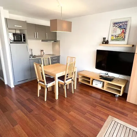 Studio Avec Balcon En Centre-Ville Et A 1Min De La Plage Apartment *
